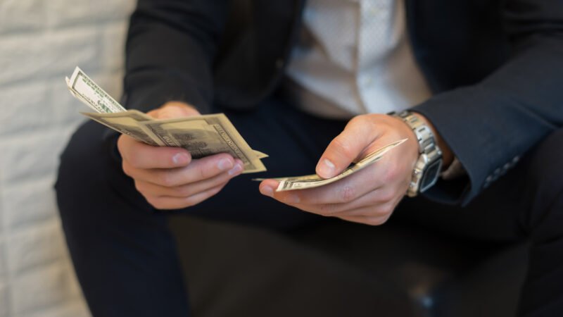 Os bancos voltaram a oferecer empréstimos consignados do INSS após o governo recuar nas taxas de juros